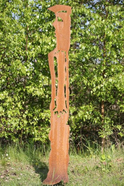 Skulptur einer Frau aus Stahlblech