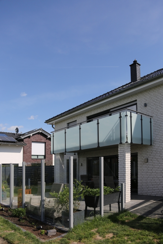 Balkongeländer mit blickdichtem Glas