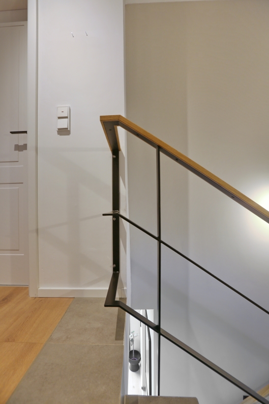 Geländer und Handlauf aus Eiche und Stahl