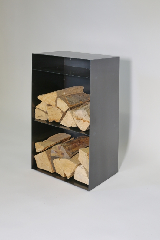 Stahlregal mit Rückwand für Kaminholz im Industrie Look - Kaminholzregal im Loft Look