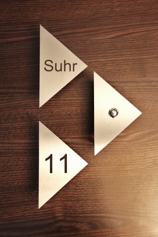 Hausnummer, Klingelknopf und Namensschild