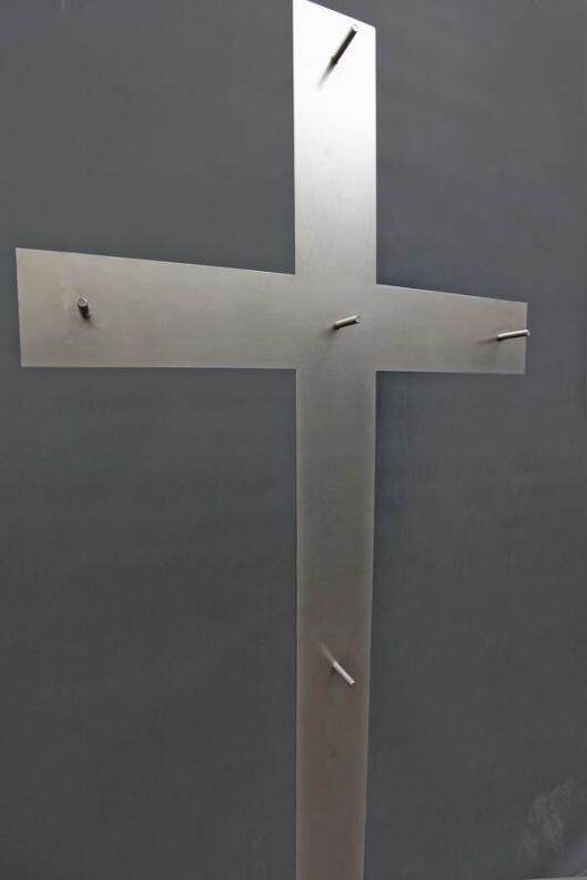 Schlichtes Kreuz aus 3 mm gelasertem Edelstahl Blech - Rückseite mit Gewindebolzen