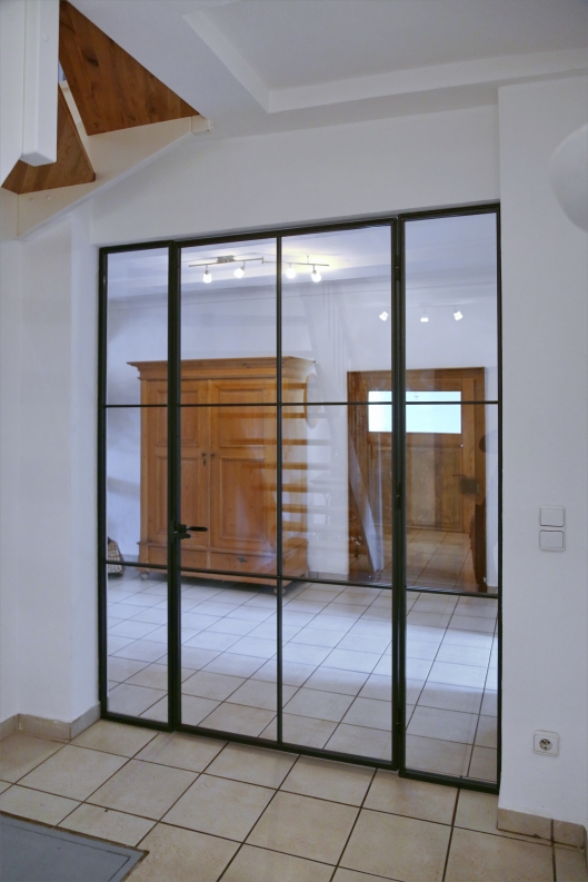 Lofttür mit 2 feststehenden Seitenelementen