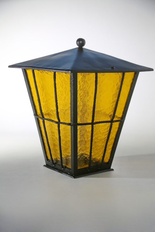 Laterne mit gelben Gläsern