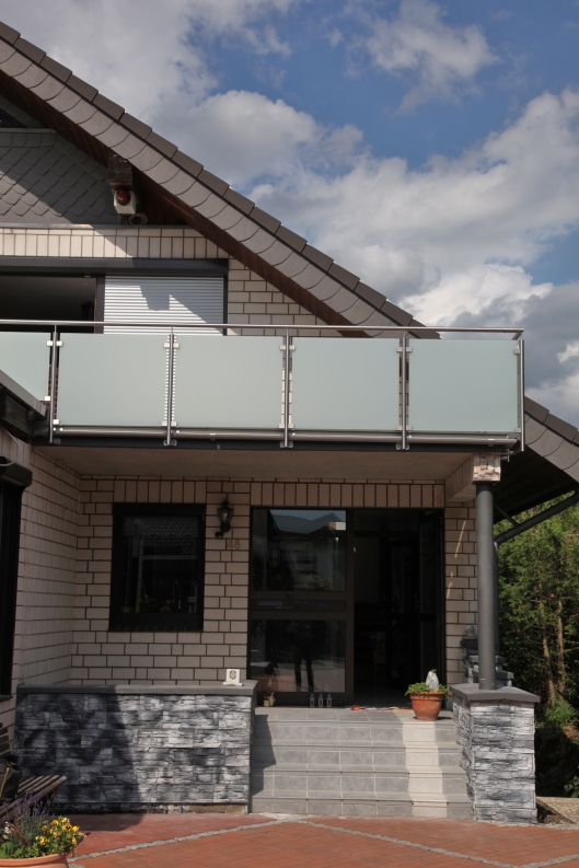 Balkongeländer satiniertes Glas