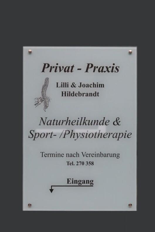 Glasschild für eine Physiotherapie Praxis