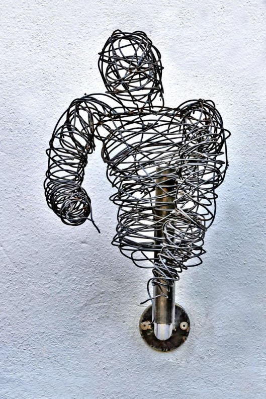 Skulptur mit Wandhalter