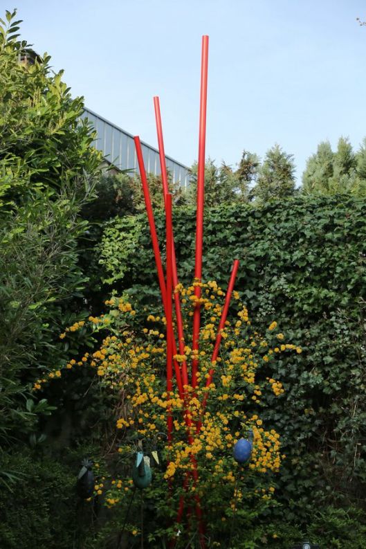 Skulptur für den Garten aus rot lackierten, feuerverzinkten Stahlrohren