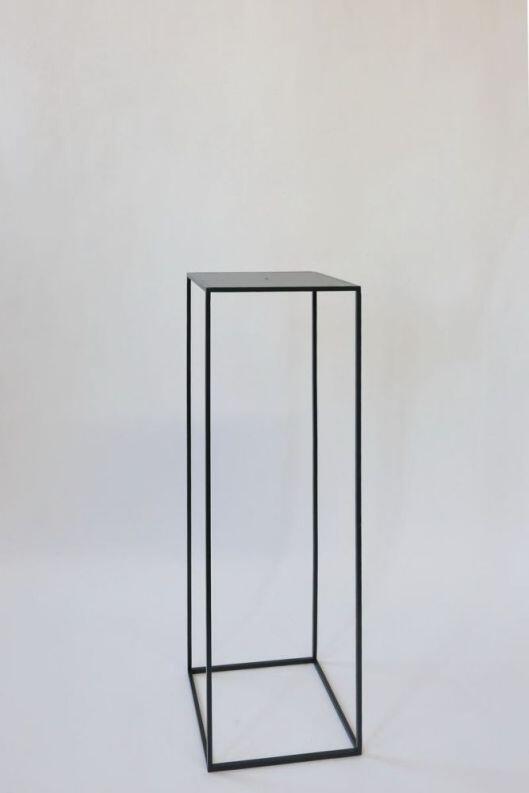 Skulpturen Sockel anthrazitfarben lackiert