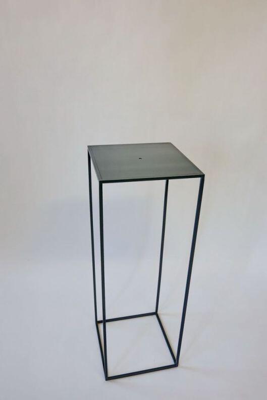 Skulpturen Sockel anthrazitfarben lackiert