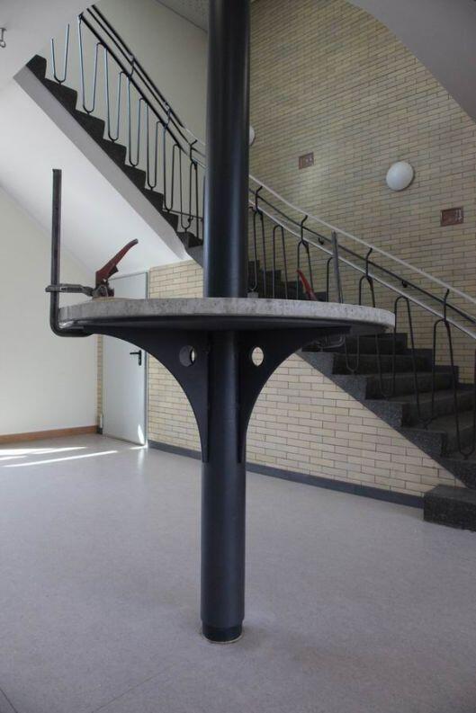 Stehtisch aus gelasertem Stahl und Beton für die Brinker Schule in Langenhagen
