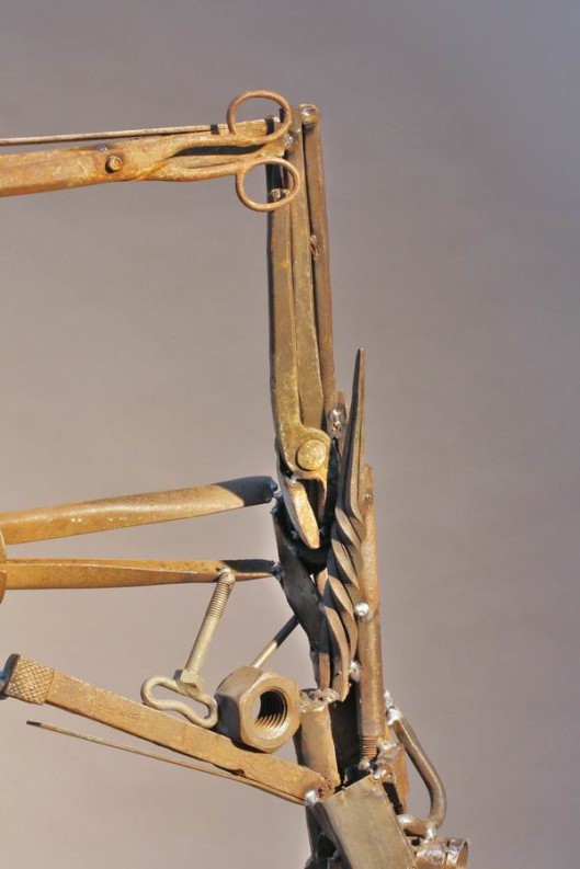 Stuhl Skulptur aus Schrott geschweißt