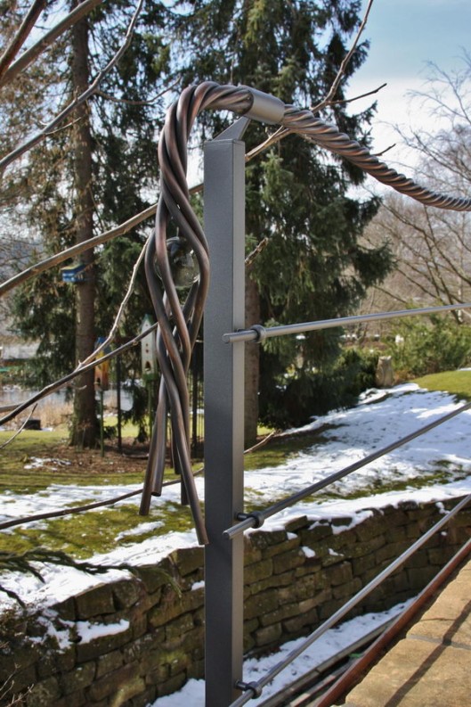 Dieses Terrassengeländer hat als Handlauf ein Seil aus Kupfer