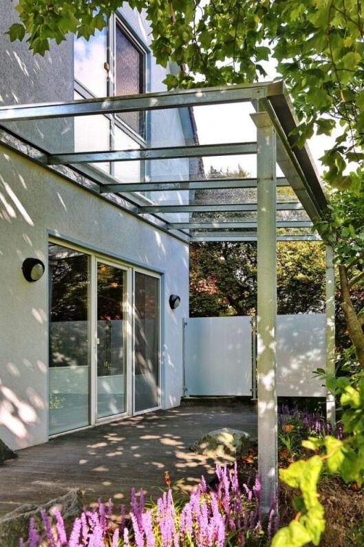 seitlicher Sichtschutz und Windschutz für ein Terrassendach