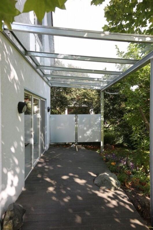 seitlicher Sichtschutz und Windschutz für ein Terrassendach