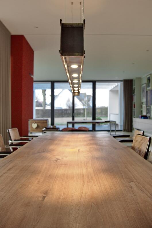 Tischleuchte aus Stahl