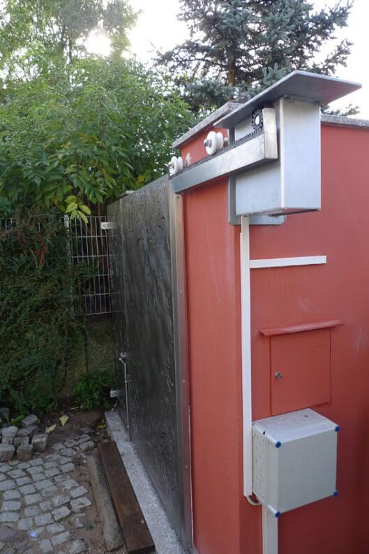 elektrische Toranlage mit gelaserter Füllung