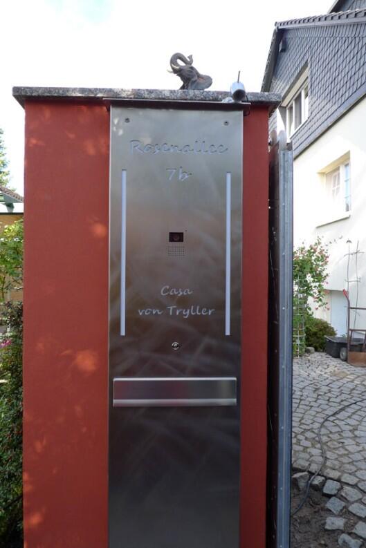 elektrische Toranlage mit gelaserter Füllung