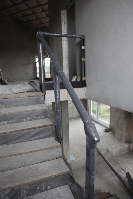 Treppengeländer und Brüstungsgeländer mit einem Estrichwinkel