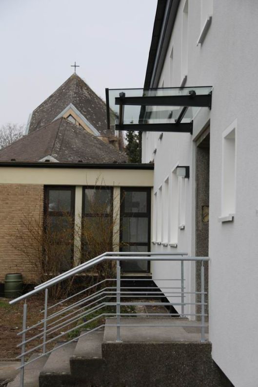 Vordach aus lackiertem Stahl und Glas