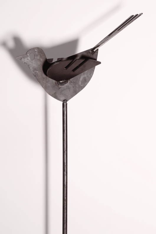 großer gelaserter Vogel