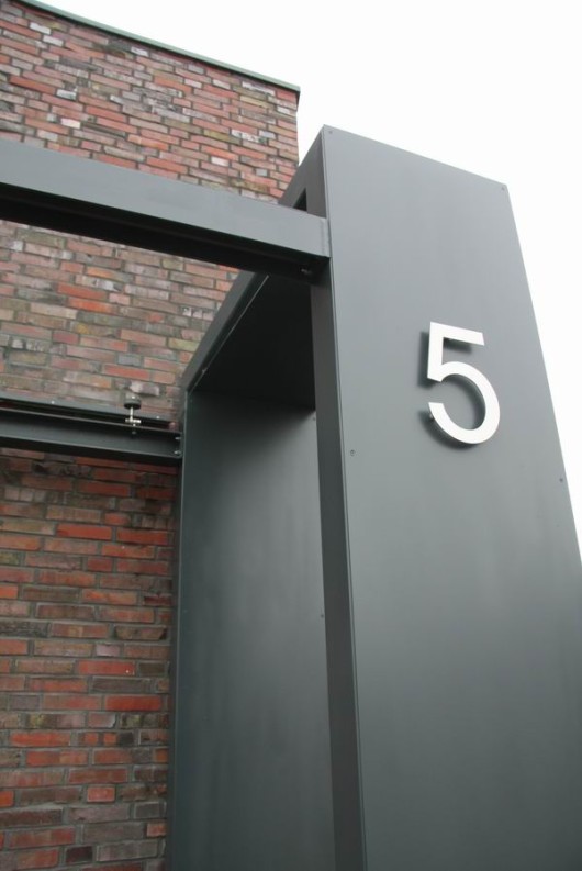 Das hat Gesicht. Schöne Überdachung eines Eingangs