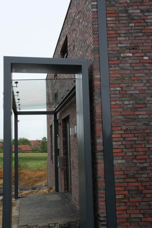 Das hat Gesicht. Schöne Überdachung eines Eingangs