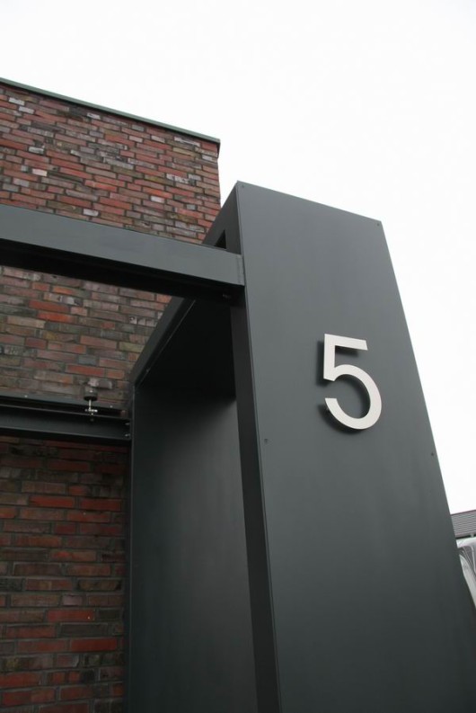 Das hat Gesicht. Schöne Überdachung eines Eingangs