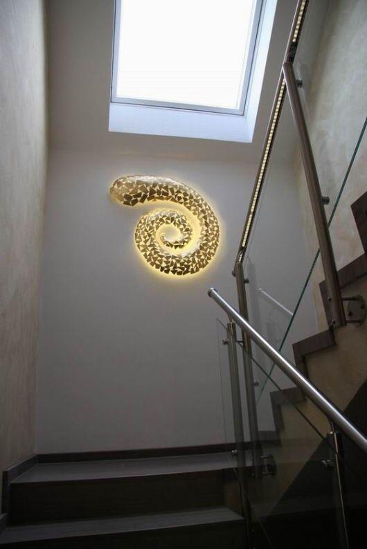 dreidimensionale Spiralstruktur aus Stahlblech geschweißt, vergoldet und mit LED hinterleuchtet