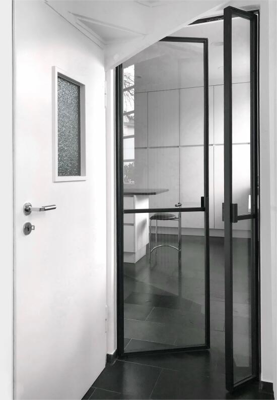 gegenläufig öffnende Lofttür