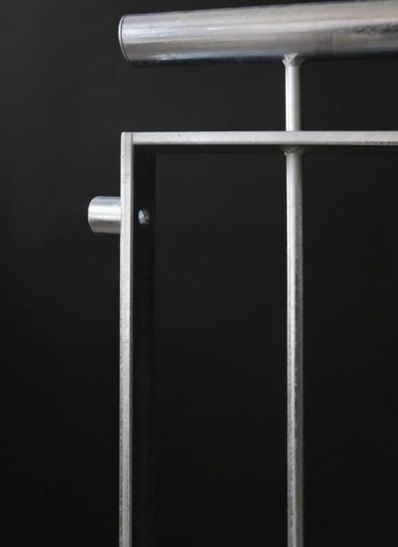 französischer Balkon aus 40 x 10 mm feuerverzinktem Flachstahl