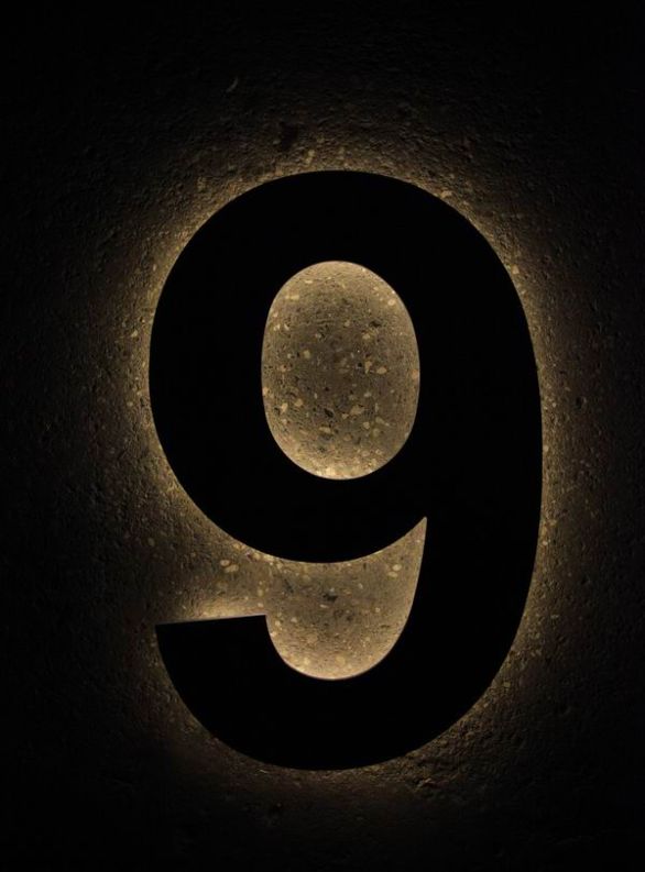 Hochwertige Edelstahlhausnummer mit LED-Hinterleuchtung