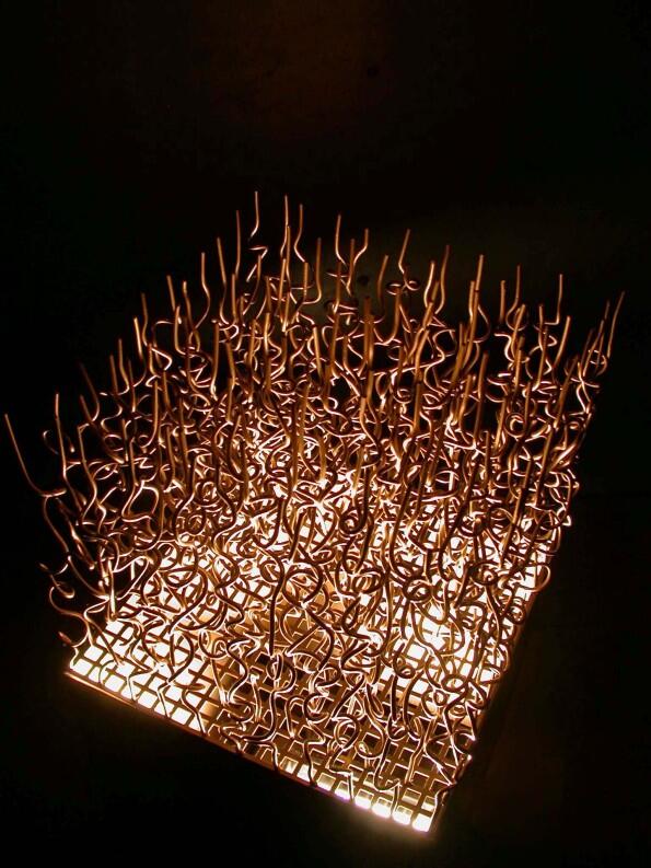 Skulptur mit vergoldeten Drähten