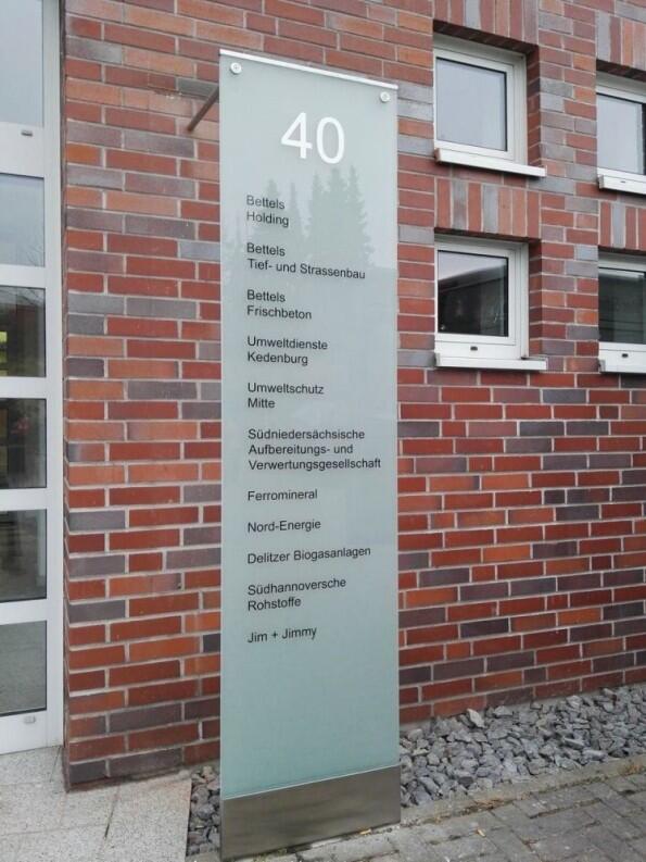 beschriftete Stele für die Bettels Holding in Hildesheim