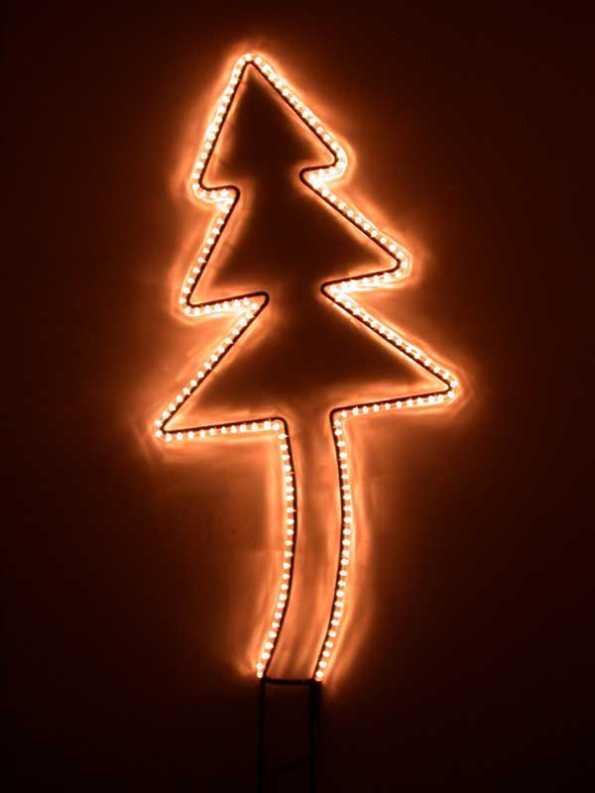 Leuchtweihnachtsbaum, schräg und groß