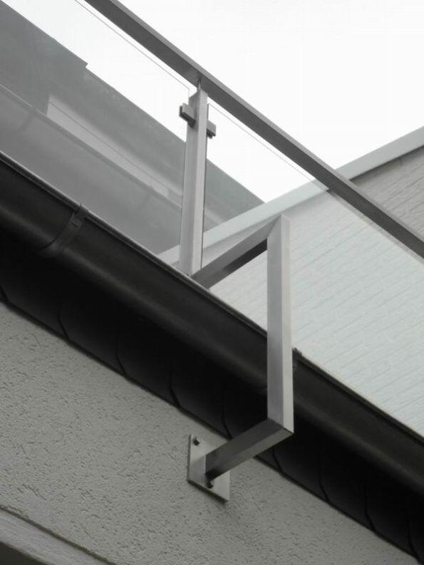 Balkongeländer aus Edelstahl Rechteckrohr mit Füllung aus Sicherheits Glas