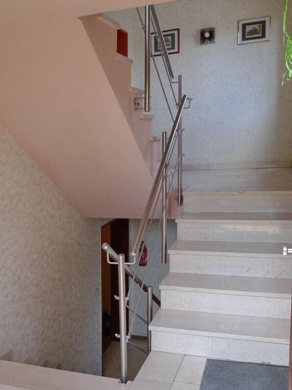 Treppengeländer aus Edelstahl mit 2 Relingstäben