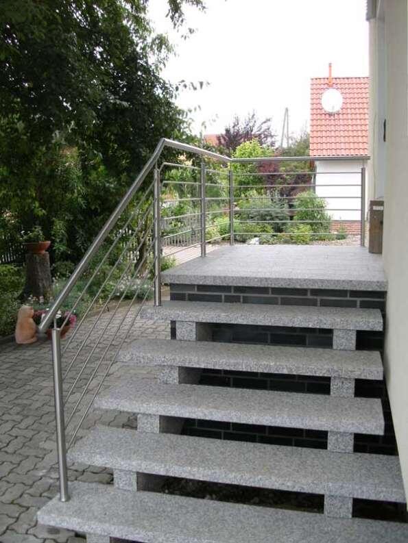Edelstahl Geländer für Aussentreppe mit Relingstäben und einem Knoten im Geländer