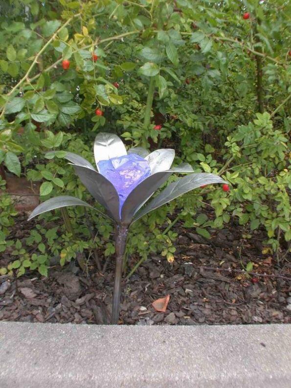 Blume aus Glas und Stahl