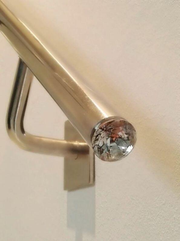 massiver Handlauf mit einem Brillanten als Abschluß