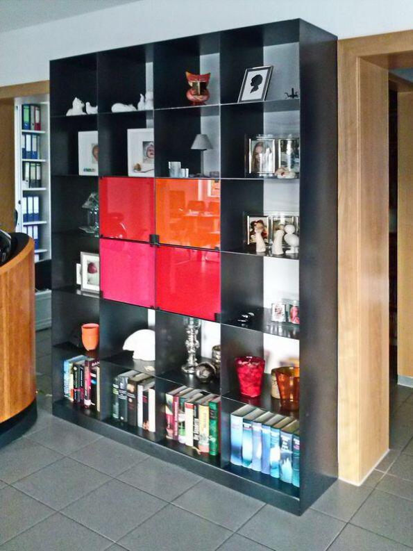 Eindrucksvolle Stahlregale mit farbigen Glastüren