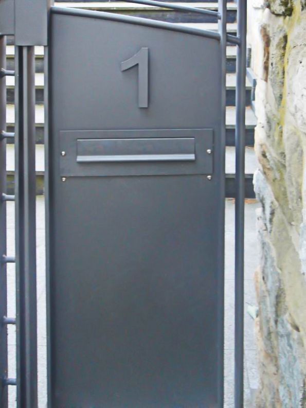 Tor, Zeitungsrolle und Briefkastenanlage aus Stahl, lackiert