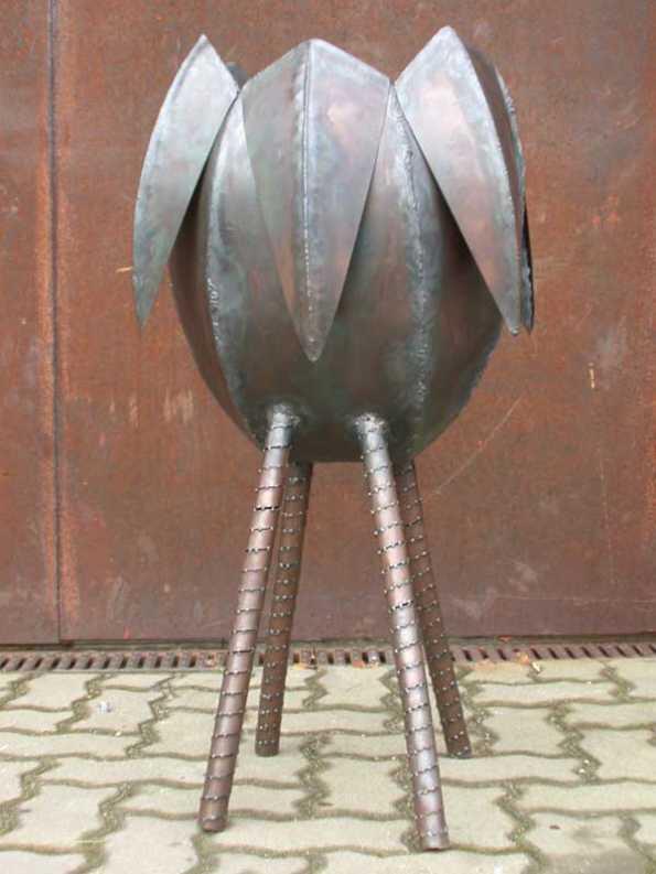 Pflanzgefäß aus Stahlblech, Beine aus Blechstreifen gewickelt