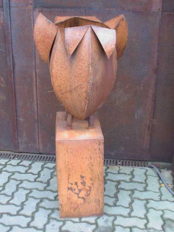 Pflanzengefäß auf Sockel