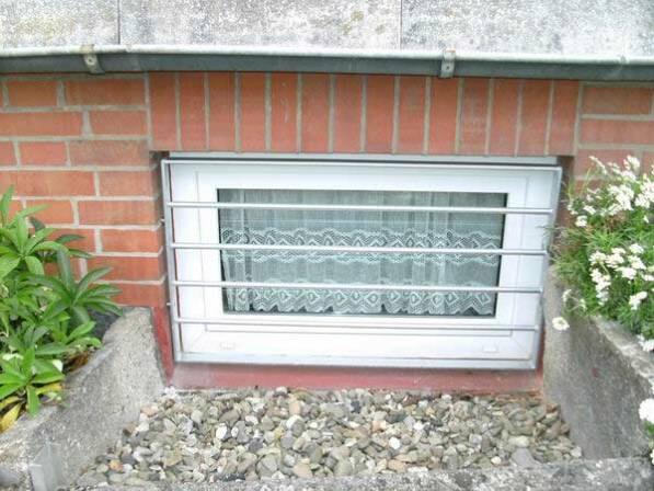 Kellerfenstergitter / Einbruchsschutz aus feuerverzinktem Stahl