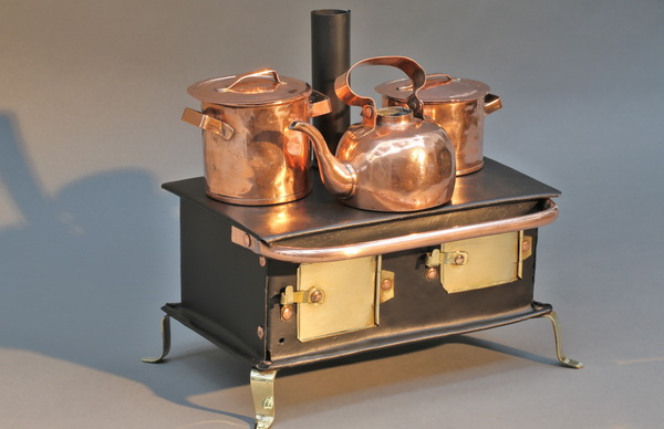 Kinder Herd mit Kochtöpfen und Teekanne