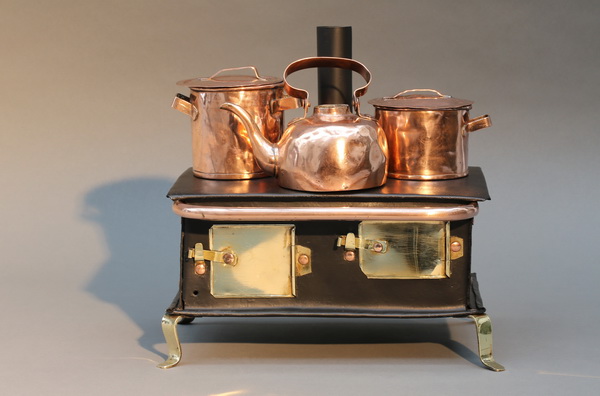 Kinder Herd mit Kochtöpfen und Teekanne