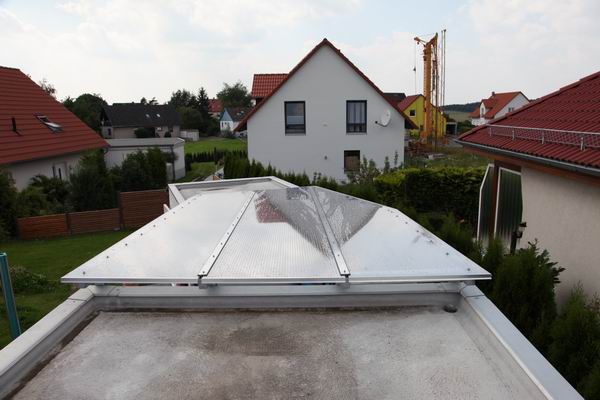 Überdachung aus Stahl mit Doppelstagplatten