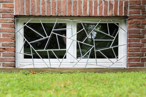 Fenstergitter in Schmitzstruktur. Sieht nicht nur toll aus sondern Schützt Ihre Familie vor Einbrüchen.