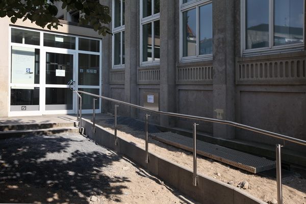 Geländer für eine Behindertenrampe